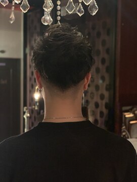 アスイン(asuin) 黒髪2ブロック刈り上げ