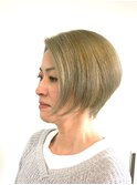 ハイトーングレイヘアボブスタイル