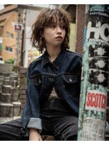 アデ オモテサンドウ(ade omotesando)&nbsp;透明感満載のブラウンベージュでで作るおしゃれ女子ウルフヘア