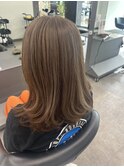 アッシュグレージュ　明るめ　大人女子　ポイントブリーチ