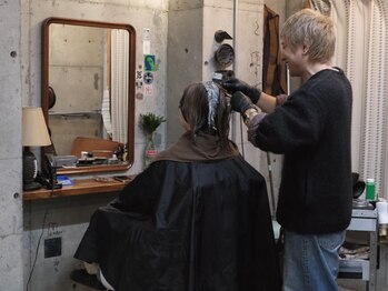 ワンダーヘアーグルーミング(WANDER Hair grooming)の写真/「美容室が苦手な人でも通いたくなるサロン」を目指し、ひとりのスタイリストが仕上げまでしっかり担当。