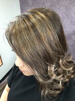 アンジュ(ange)&nbsp;バレイヤージュカラー巻髪ヘアー