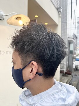 カミビト マヴィー(kamibito mavie) ツイストパーマショートマッシュ波巻きツーブロック