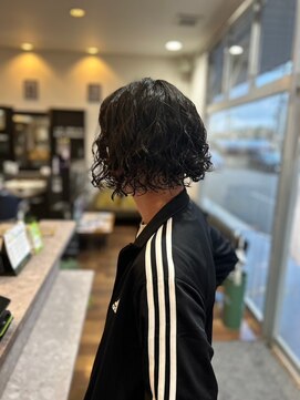 ヘアーワークス ボナ(HAIR WORKS bona.) メンズ 強めのスパイラルパーマ 黒髪ショート ツーブロック