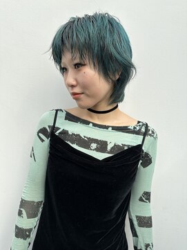 カート バイ デコ(Kurt by DECO) 【ERIKA】ターコイズ×ショートヘア