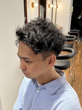 ザデイトウキョウ 表参道 青山(THE DAY TOKYO) 癖毛ショート/大人メンズ/アップバングショート/フェード