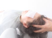 人気のヘッドスパはフルフラットのシャンプー台で極上の癒し◎