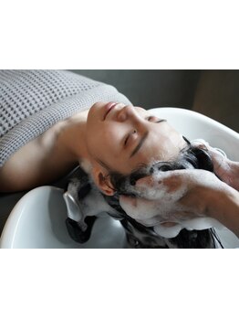 ヘッドスパで頭皮の血行促進と毛穴の洗浄により、健やかな髪に導きます！完全個室空間で癒しのひと時を♪