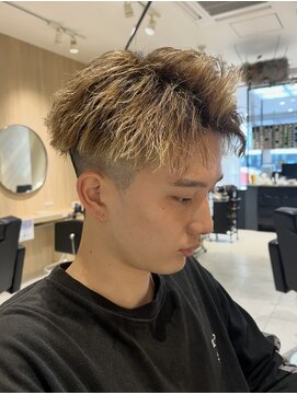 レボ 片町店(Revo) アップバングショート×ブラウンメッシュ×ツイストスパイラル