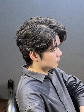 ビーダンディー(Bee dandy) ビジネスショートウルフ デザインカールパーマ センターパート