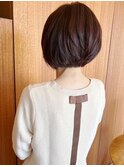 襟足はタイト目の前下がりのショートボブ30代/40代/アースカラー