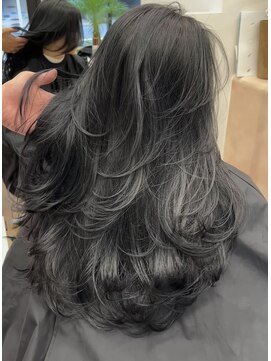 ヌエン 渋谷(NU/EN) 秋にオススメ！暗くても透けるダークグレージュとレイヤーカット