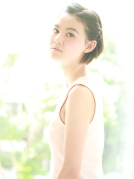 クィーンズガーデンバイケーツーギンザ(QUEEN’S GARDEN by K two GINZA) [K-two銀座]デコ出しねじりアレンジ夏のヘアアレンジ