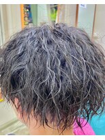 カットインライオン(CUTinLION)&nbsp;メンズの明るい白髪染め+パーマスタイル