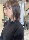 切りっぱなしボブとイヤリングカラーをあわせて大人可愛く!