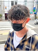 波巻きパーマ/スパイラルパーマ/メンズ/眉毛/短髪/サーフカール