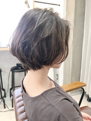 パーマが初めてショートヘアの大人女性にも◎髪に負担をかけずに、ふんわり感のあるパーマが叶う。