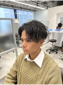 今年トレンド波巻きパーマ　センターパートスタイル