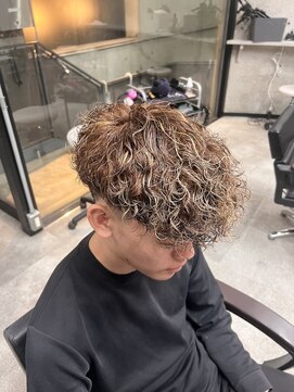 イーラ(era) メンズパーマ外国人風スペインカールスパイラルパーマ