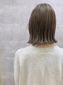 カーキベージュ×ハイライト×切りっぱなしボブ