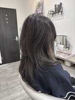 ヒコ(hico) 【チラ見せ可愛い】くびれミディ×グレージュのイヤリングカラー