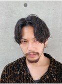 ツイストスパイラルパーマコンマヘアセンターパート黒髪スーツ