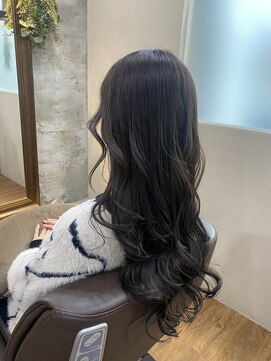 シェルビー 新宿(SHELBe) 黒髪×モノトーンオリーブベージュ[白髪ぼかし]