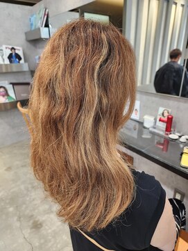 クーラ(Cura) ブリーチ・ハイライト毛のストカール施術