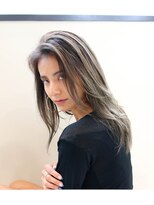 トルネード(TORNADO)&nbsp;外国人風ミディアム ハイライトバレイヤージュ グレージュ西海岸