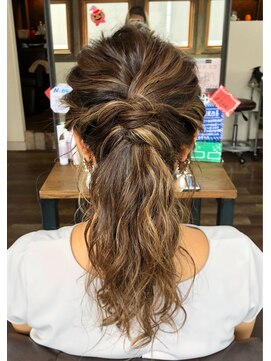 ヘアショップアルファ きれいめ崩しポニーテール