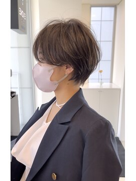 イヴォークトーキョーオーサカ(EVOKE TOKYO osaka) ハンサムショート 耳かけ 大人 チークバング グレージュ カラー