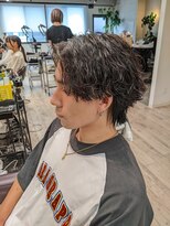 コワファーストナガサキシャンプーボーイ(COIFF1RST NAGASAKI SHAMPOO BOY)&nbsp;センターパートウルフ×波巻きスパイラルパーマ
