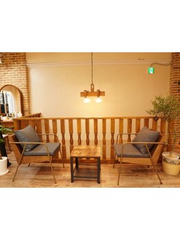 年齢を重ねるごとに輝く美髪をご提供。オーガニックオイルカラーでしっとりハリのある仕上がりを実現します