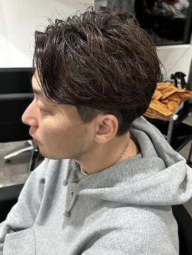 ヒュイル バイ ニアウ(Hwyl by Niau) メンズセンターパートパーマニュアンスパーマスパイラルパーマ