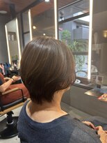 ニマルニーニー バイ ヤスオカ(2022 BY YASUOKA)&nbsp;５０代　前上がりショート　艶カラー