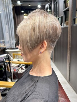 ロナロナ 白髪を活かしたシルバーアシメヘアスタイル！