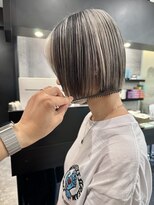 ケンジ 横浜(KENJE) ホワイトベージュ/ローライト/切りっぱなしボブ