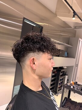 フランクスバーバーザスタンド(Frank’s barber the stand) 外国風スペインカールベリーショートF