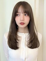 ローネス(LONESS)&nbsp;柔らかく動くレイヤーカットと透明感たっぷりくすみベージュ