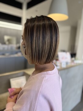 ゴットラトゥール(GOTTO LATOUR) バレイヤージュカラーのぱつっとボブヘアー☆