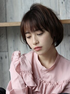 柔らかブラウンカラーが映える大人のナチュラルボブ