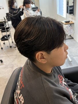 ヒュイル バイ ニアウ(Hwyl by Niau) MEN’S HAIR/センターパート/ニュアンスパーマ/伊勢崎