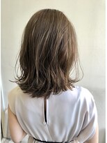 ペネロープ(Penelope)&nbsp;［新宿］ミディアムレイヤー/極細ハイライト/外ハネ/ベージュ系