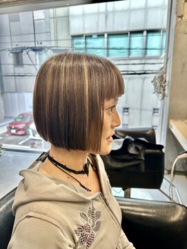 十角髪 ハイライトブリーチ × 丸みボブ