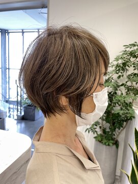 エレ 博多(ere) ショートボブ/レイヤーカット白髪ぼかし博多