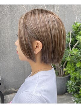 マノハル(MANOHARU) ベージュハイライト　ワンレンミニボブ