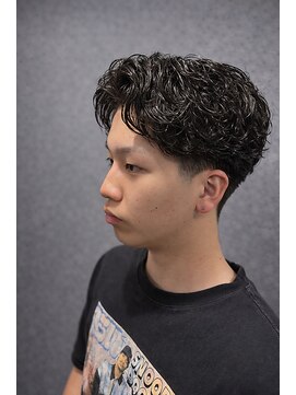 ワンワンオー バーバーショップ 長浜店(@110 BARBER SHOP) ニュアンスパーマで作る、大人の余裕を感じるセンターパー