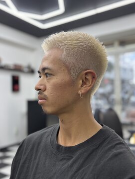 キングコング バーバーショップ バイ アルバレス(KING KONG BARBERSHOP by ALVAREZ) バズカット×ブリーチ２回［所沢市/フェード］