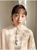 抜け感のあるミニボブとベージュカラー
