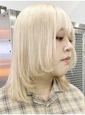 ホワイトブロンド[新宿駅/斜めバング/グレージュカラー]